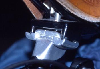 Gebrochene Sattelklemmplatte